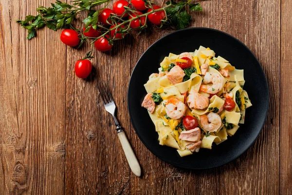 Fettuccini Italiano Tradicional Com Salmão Camarão Espinafre Fundo Placa Madeira — Fotografia de Stock