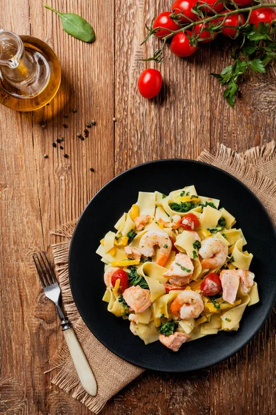 Fettuccini Italiano Tradicional Com Salmão Camarão Espinafre Fundo Placa Madeira — Fotografia de Stock