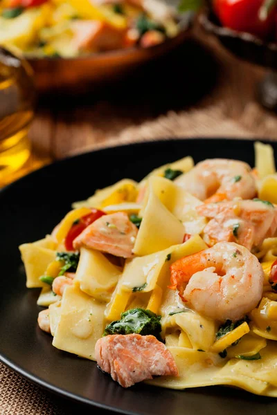 Tradicional Fettuccini Italiano Con Salmón Camarones Espinacas Fondo Tablero Madera — Foto de Stock