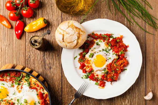 Shakshouka Πιάτο Αυγά Ποσέ Σάλτσα Ντομάτας Πιπεριές Τσίλι Κρεμμύδια Άνω — Φωτογραφία Αρχείου