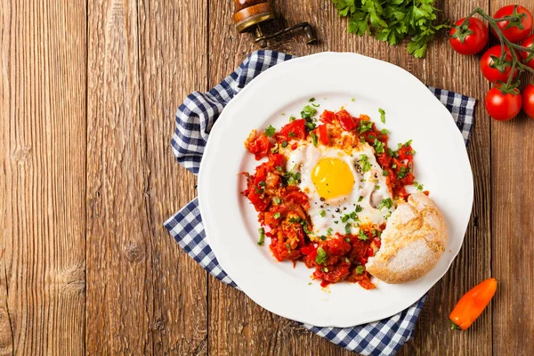 Shakshouka Πιάτο Αυγά Ποσέ Σάλτσα Ντομάτας Πιπεριές Τσίλι Κρεμμύδια Άνω — Φωτογραφία Αρχείου