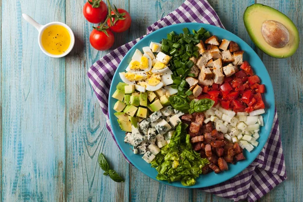 Cobb Salatası Ana Yemek Olarak Salata Salatası Domates Kıtır Pastırma — Stok fotoğraf