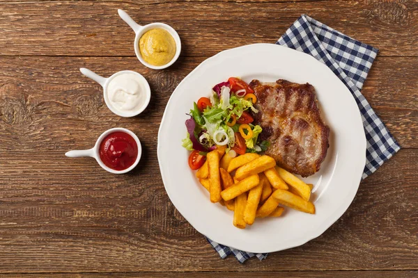 Grillad Fläsknacke Serveras Med Pommes Frites Och Sallad Ovanifrån — Stockfoto