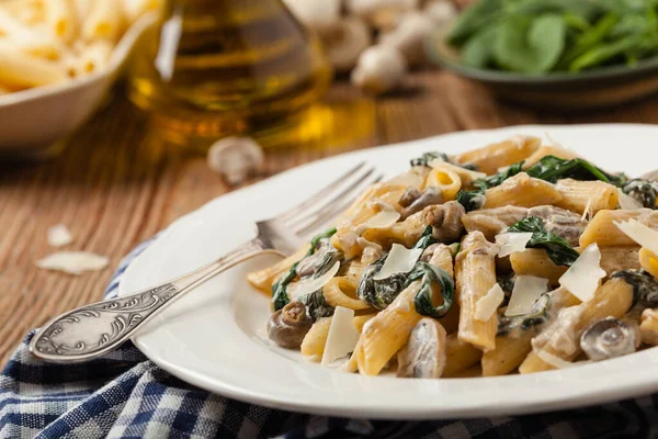 Penne Pasta Met Spinazie Champignons Bestrooid Met Kaas Vooraanzicht — Stockfoto