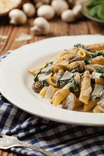 Penne Pasta Con Espinacas Champiñones Espolvoreado Con Queso Vista Frontal —  Fotos de Stock