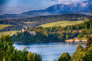 Niedzica 'daki kale. Polonya. Czorsztyn 'den Görünüm