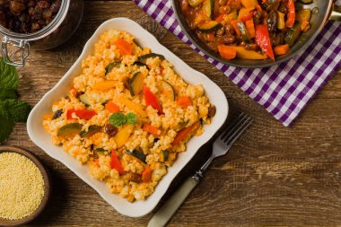 Millet sebzeli ve kuru üzümlü. Üst görünüm. 