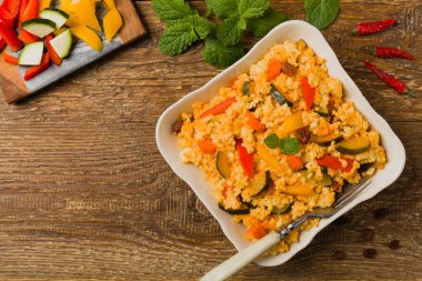 Millet sebzeli ve kuru üzümlü. Üst görünüm. 