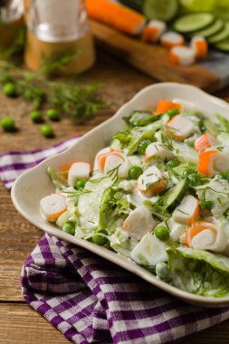 Yengeç salatası, bezelye, salatalık ve mayonez. Izgaraya ilave olarak mükemmel.