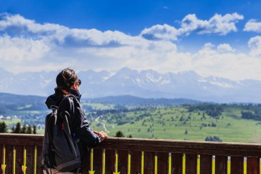 Dağlardaki turistler güzel manzaralara bakarlar.