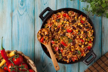Kıyma ve sebzeli Meksika pirinci. Üst görünüm.