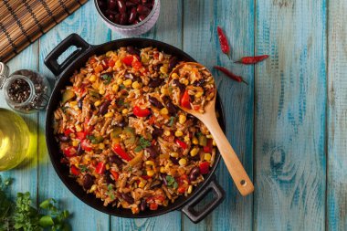 Kıyma ve sebzeli Meksika pirinci. Üst görünüm.