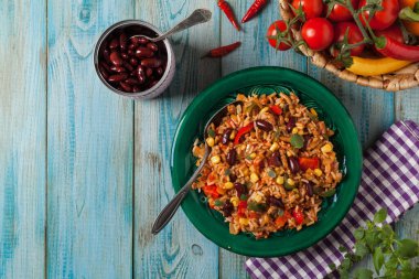 Kıyma ve sebzeli Meksika pirinci. Üst görünüm.