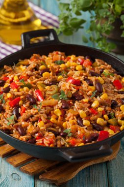 Kıyma ve sebzeli Meksika pirinci. Ön görünüm.