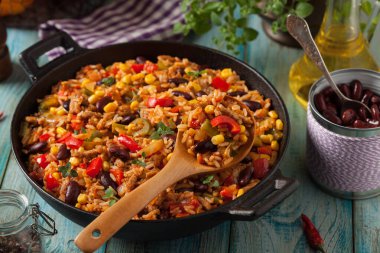 Kıyma ve sebzeli Meksika pirinci. Ön görünüm.