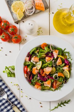 Izgara somon parçalı lezzetli salata. Üst Manzara. Beyaz tahta arkaplan.