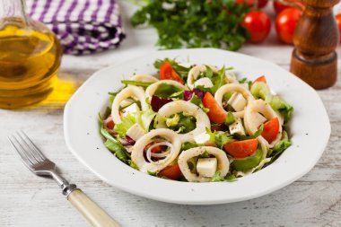 Kalamar yüzüklü salata. Ön görünüm.