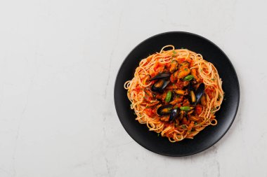 Midyeli spagetti. Üst Manzara. Taş arkaplan.