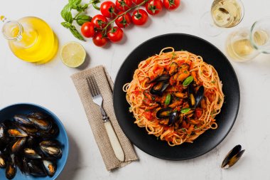 Midyeli spagetti. Üst Manzara. Taş arkaplan.