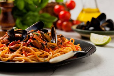 Midyeli spagetti. Ön manzara. Taş arkaplan.