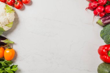 Taze sebzelerden oluşan taştan bir arka plan. Üst görünüm.