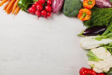 Taze sebzelerden oluşan taştan bir arka plan. Üst görünüm.