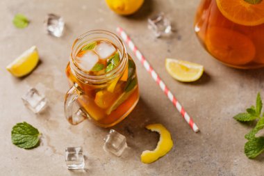 Limon ve buzlu buzlu çay. Kavanozda servis edilir.. 