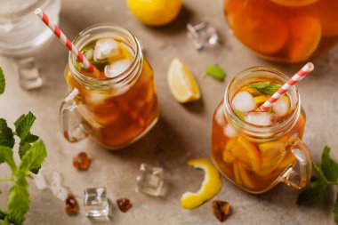 Limon ve buzlu buzlu çay. Kavanozda servis edilir.. 