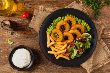 Kızarmış kalamar halkaları ve patates kızartması. Üst görünüm