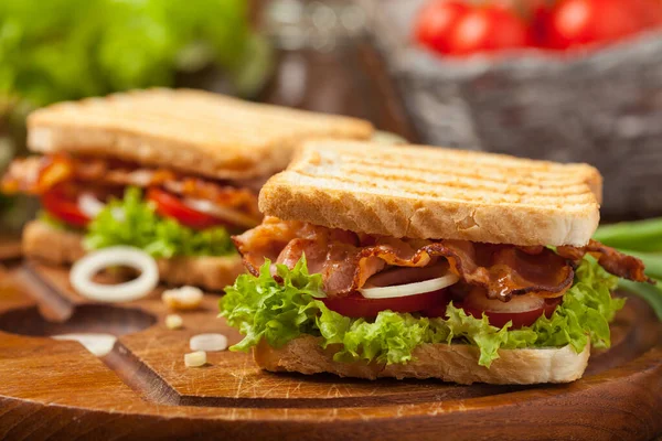 Sandwich Tostado Con Tocino Tomate Pepino Lechuga Vista Frontal — Foto de Stock