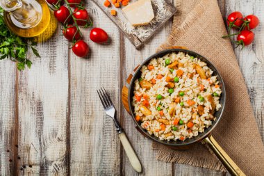 Tavuklu ve bezelyeli risotto. Üst görünüm.