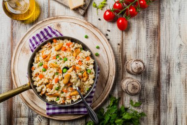 Tavuklu ve bezelyeli risotto. Üst görünüm.