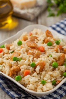 Tavuklu ve bezelyeli risotto. Ön görünüm.