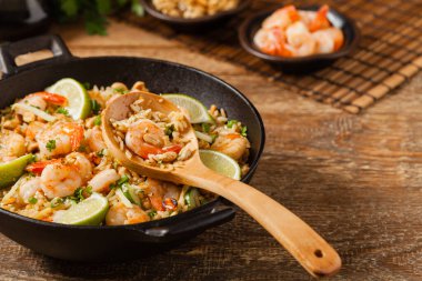 Tayland 'da karidesli pilav. Tavada hazır. Ön görünüm.