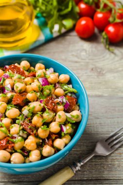 Soğanlı nohut salatası ve kurutulmuş domates. Ön görünüm.