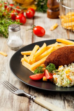 Tavuk Kiev (de Volaille pirzolası) patates kızartması ve salata ile. Ön görünüm.