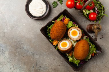 Haşlanmış yumurtayla doldurulmuş kıymalı köfte. Üst Manzara. Taş arkaplan.