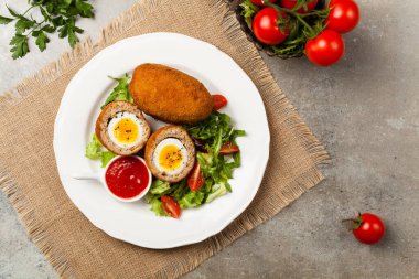 Haşlanmış yumurtayla doldurulmuş kıymalı köfte. Üst Manzara. Taş arkaplan.