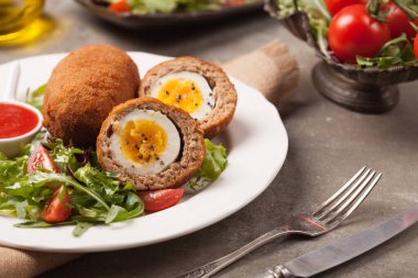 Haşlanmış yumurtayla doldurulmuş kıymalı köfte. Ön manzara. Taş arkaplan