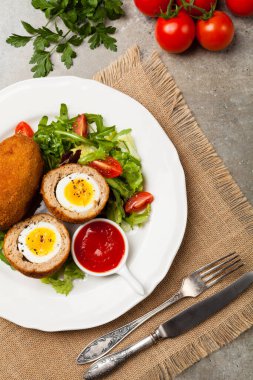 Haşlanmış yumurtayla doldurulmuş kıymalı köfte. Üst Manzara. Taş arkaplan.