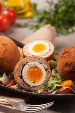 Haşlanmış yumurtayla doldurulmuş kıymalı köfte. Ön manzara. Taş arkaplan