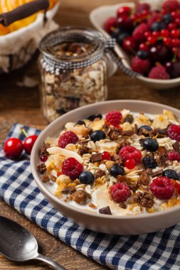 Kahvaltı, müsli, süt ve taze meyve. Ön görünüm.