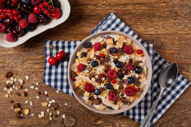 Kahvaltı, müsli, süt ve taze meyve. Üst Manzara. Düz yatıyordu. 