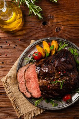 Kızarmış göğüs eti. Kırsal tarzda, doğal ahşap arka plan. Karanlık stil. Üst Manzara. Düz yatıyordu. 