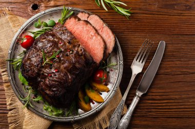 Kızarmış göğüs eti. Kırsal tarzda, doğal ahşap arka plan. Karanlık stil. Üst Manzara. Düz yatıyordu. 