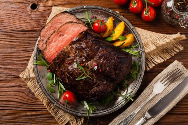 Kızarmış göğüs eti. Kırsal tarzda, doğal ahşap arka plan. Karanlık stil. Üst Manzara. Düz yatıyordu. 