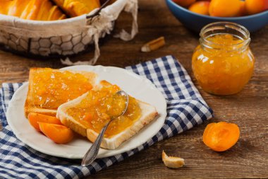 Kahvaltıda. Kirazlı tost, şeftali reçeli ve taze meyve. Ön görünüm. 