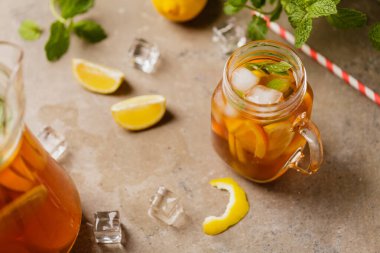 Limon ve buzlu buzlu çay. Kavanozda servis edilir.. 