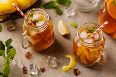 Limon ve buzlu buzlu çay. Kavanozda servis edilir.. 