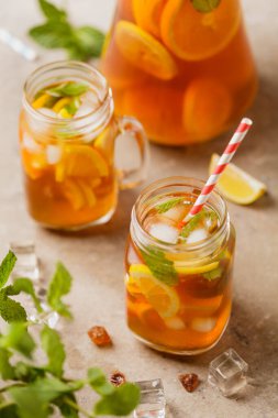 Limon ve buzlu buzlu çay. Kavanozda servis edilir.. 